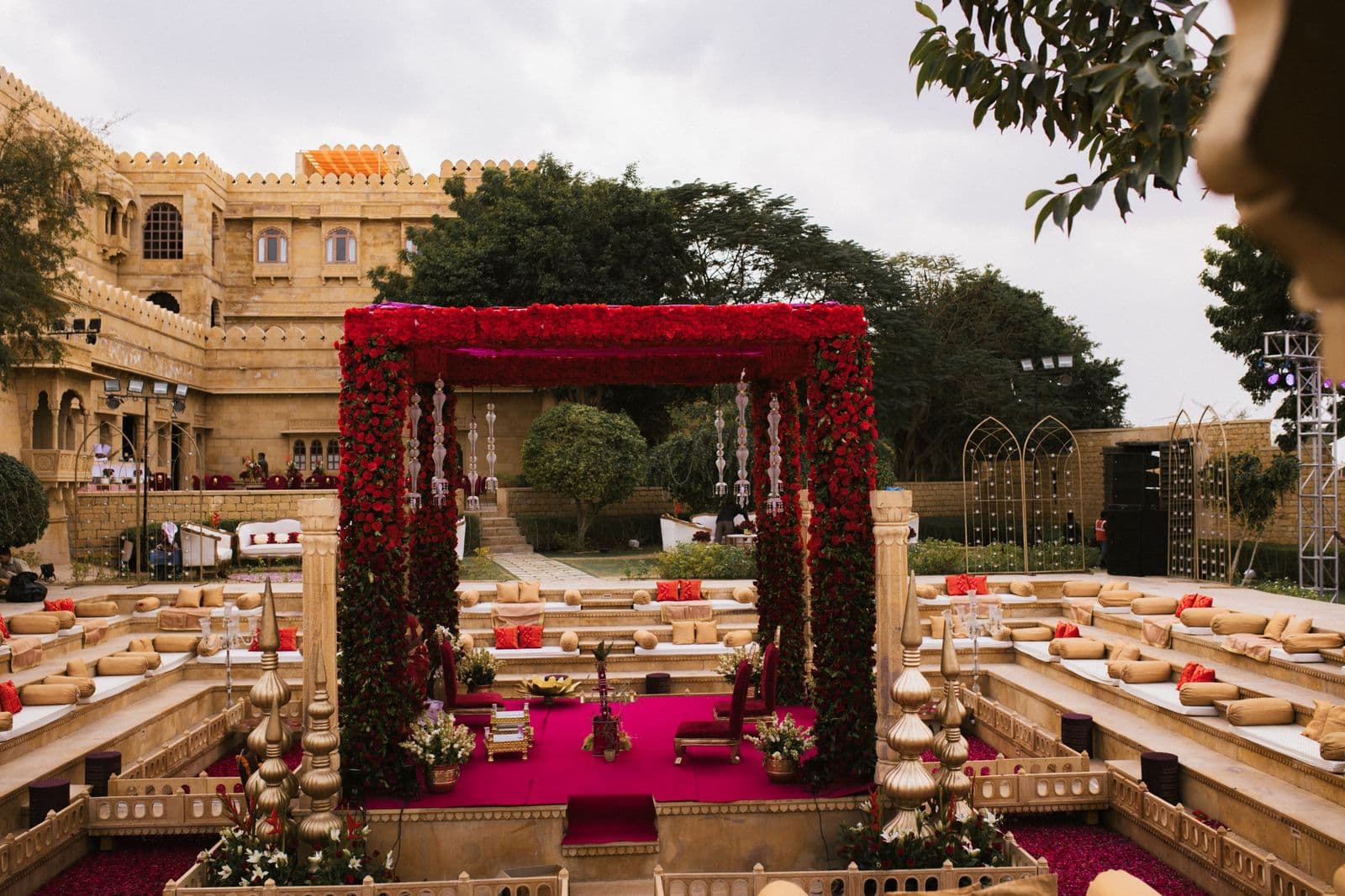 Wide compound gate